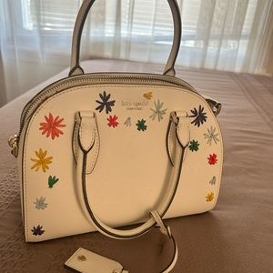 Kate spade floral purse it comes with a crossbody